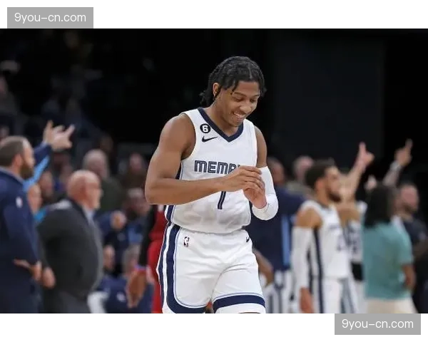 特写：替补席球员使用战术平板观看多角度即时回放，为主教练提供建议